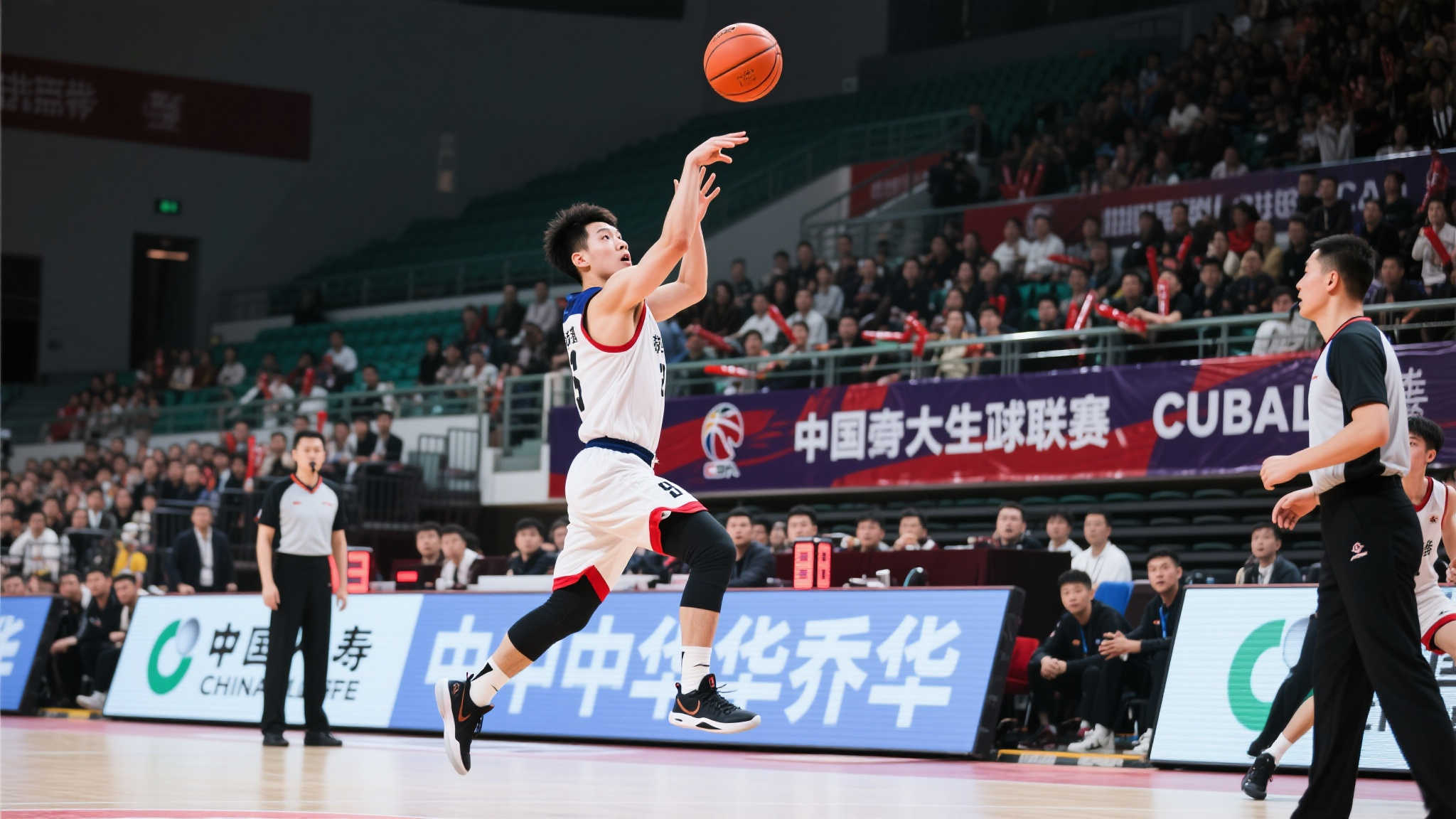 刘唯一精准撤步三分,命中全场华侨队唯一远投 刘唯一精准撤步三分,命中全场华侨队唯一远投